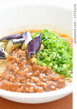 Delicious cool chow mein noodles 23741241