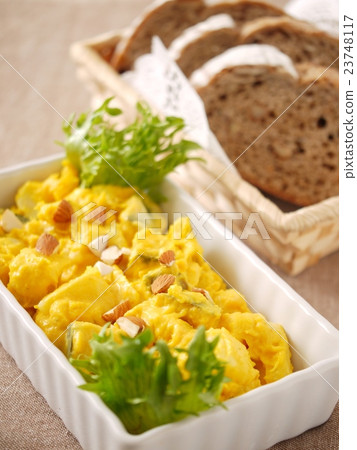 南瓜和土豆配蜂蜜堅果沙拉和全麥麵包(垂直位置) 南瓜和土豆配蜂蜜堅果沙拉和全麥麵包(垂直位置) 23748117