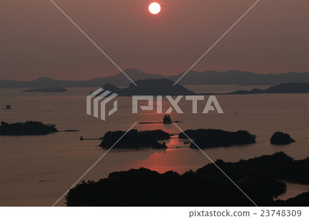 在Kujuku島的日落煥發 23748309