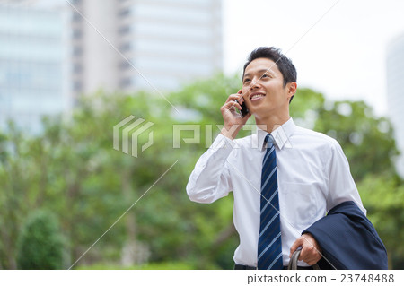 商人在智慧型手機上交談 23748488