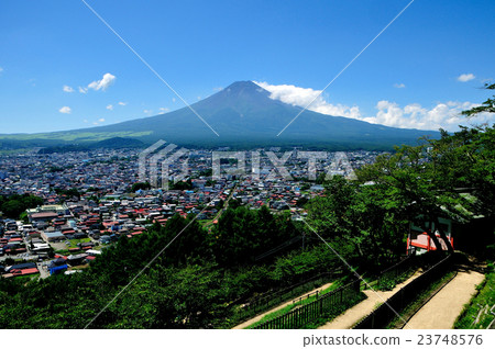 來自富士吉田市山梨縣的下森山淺間公園的富士山 23748576
