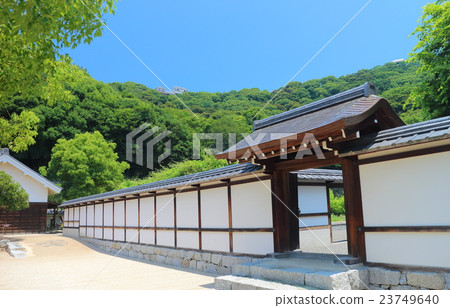 從Ninomaru歷史遺址花園看到的松山城 23749640