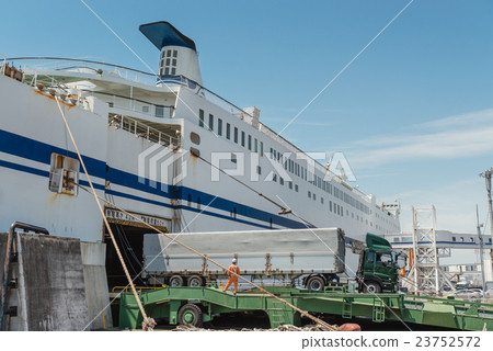 去渡輪的卡車 23752572