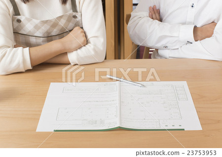 A couple fighting before divorce delivery 23753953