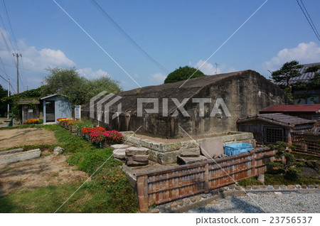 Himeji Naval Air Corps "Konno Airfield" that remains at the time of the Pacific War in Kasai city of Hyogo Prefecture: Air raid shelter Himeji Naval Air Corps "Konno Airfield" that remains at the time of the Pacific War in Kasai city of Hyogo Prefecture: Air raid shelter 23756537