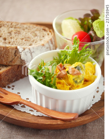 南瓜和土豆配蜂蜜堅果沙拉午餐（垂直位置） 23758945