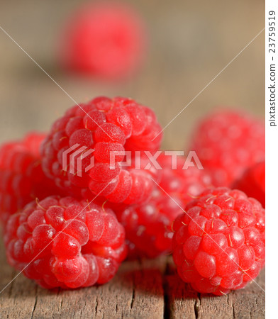 Ripe sweet raspberries 23759519