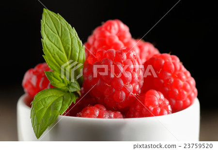 Ripe sweet raspberries Ripe sweet raspberries 23759520