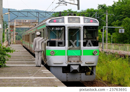 在Ita車站，關門（721系列列車F  -  3015組織） 23763691