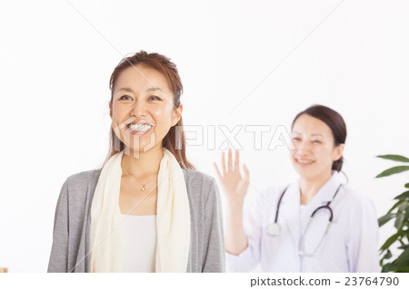 Female doctor to see patient 23764790