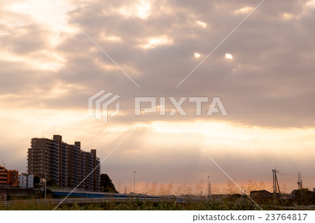 大廈和天空在晚上天空和雲彩照片材料天空背景材料複製空間廣告空間仲夏圖像 23764817