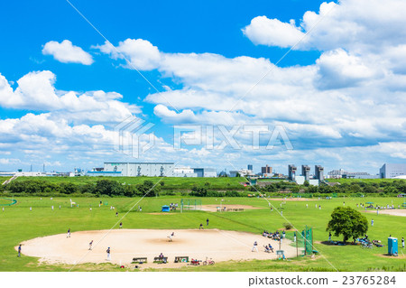 新夏天天空和草棒球 新夏天天空和草棒球 23765284