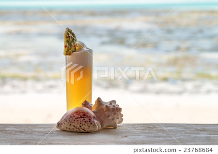 Fresh pineaplle juice 23768684