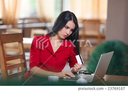 Angered business woman shopping online Angered business woman shopping online 23769187