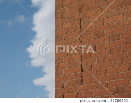 Cracked wall 23769263