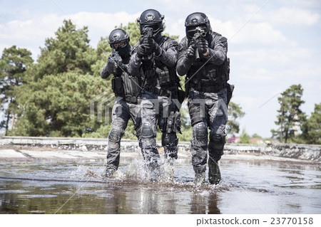 Spec ops police officers SWAT in the water 23770158