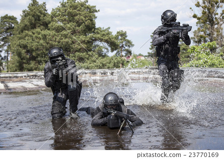 Spec ops police officers SWAT in the water 23770169