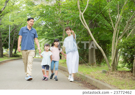 四個人在公園散步 23772462