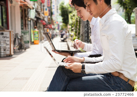 在鎮工作的兩名遠程工作者 23772466