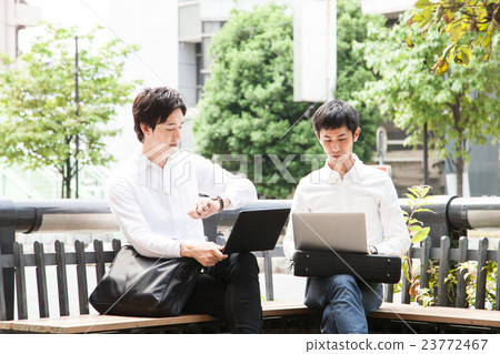 在鎮工作的兩名遠程工作者 23772467