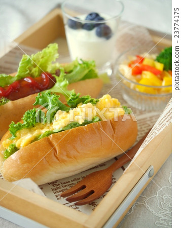 Egg and wiener hot dog lunch (vertical position) 23774175