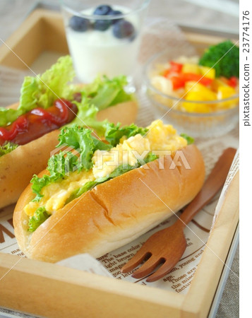Egg and wiener hot dog lunch (vertical position high angle) 23774176