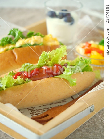 Wynn and egg hot dog lunch (up) 23774181