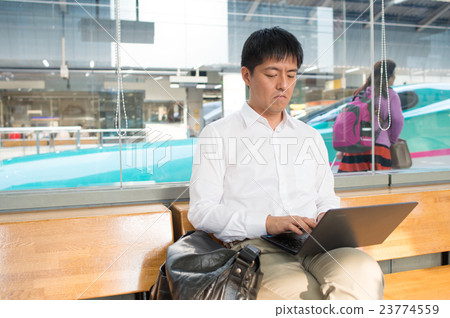 A man who tampers with a computer in the waiting room 23774559