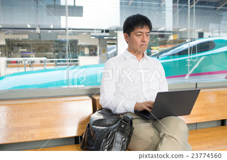 A man who tampers with a computer in the waiting room 23774560
