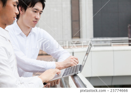在鎮工作的兩名遠程工作者 在鎮工作的兩名遠程工作者 23774666