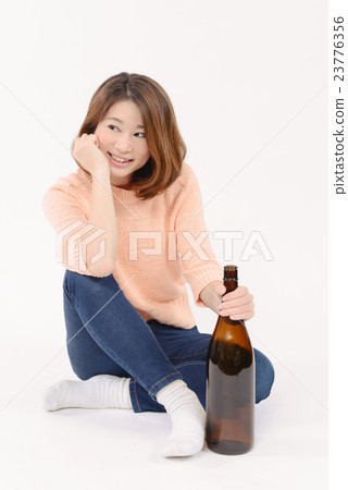 一位年輕的女士用一壺 一位年輕的女士用一壺 23776356