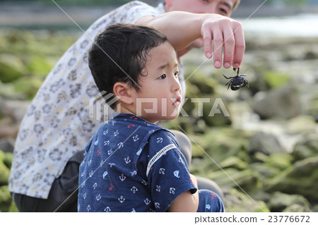 父母喜歡在船上玩 23776672