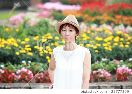 Short cut 40's female portrait 23777299