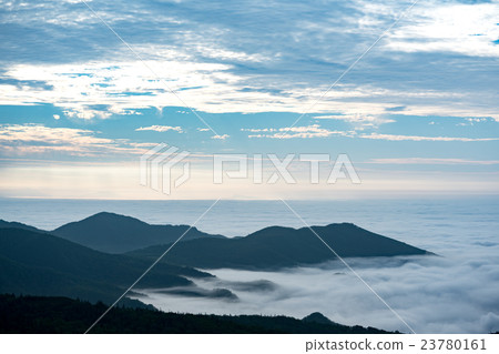 Morning glow and sea of clouds at Shiretoko Pass 23780161