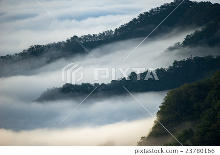 Morning glow and sea of clouds at Shiretoko Pass 23780166