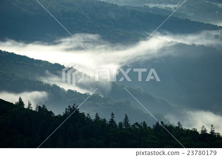 Morning glow and sea of clouds at Shiretoko Pass 23780179