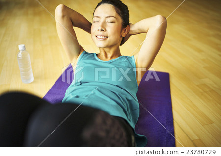 Abdominal muscular woman 23780729
