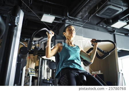 在健身房訓練肌肉訓練的女性 23780768