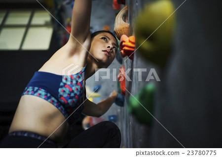 Women Bouldering 23780775