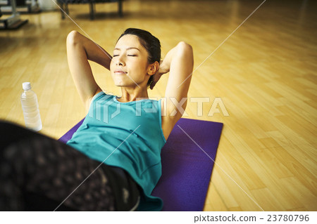 Abdominal muscular woman 23780796