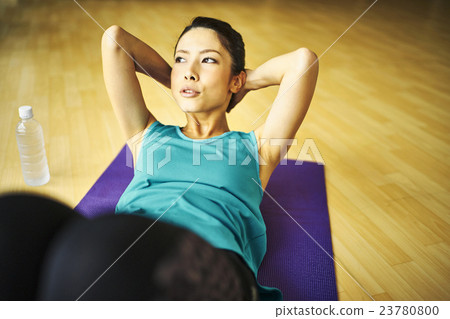 Abdominal muscular woman 23780800