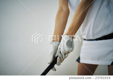 Women playing golf _ 23781019