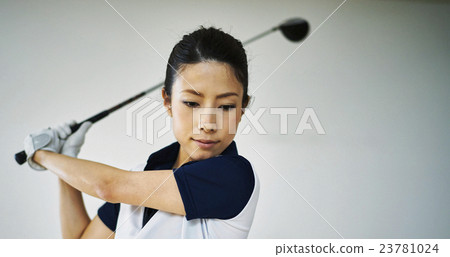 Women playing golf _ 23781024