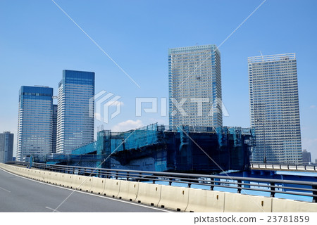 在Harumi Ohashi橋樑建築附近的資本高速Harumi線路正在進行中2016年7月下旬 23781859