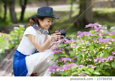 Camera girls enjoying shooting with single lens reflex cameras Camera girls enjoying shooting with single lens reflex cameras 23786956