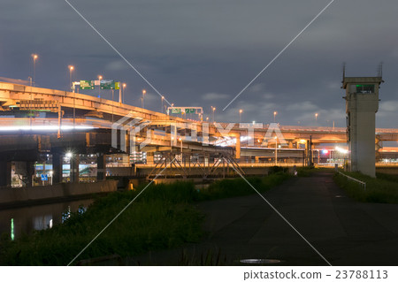 大都會高速公路的光線延續到Horikiri交界處和京成乾線Ayasegawa橋的夜景 23788113