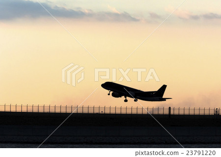 飛機在晨曦中起飛 23791220