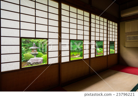 在京都Sengokuji寺廟南部的日本之間 在京都Sengokuji寺廟南部的日本之間 23796221