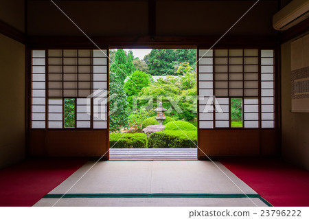 在京都Sengokuji寺廟南部的日本之間 在京都Sengokuji寺廟南部的日本之間 23796222