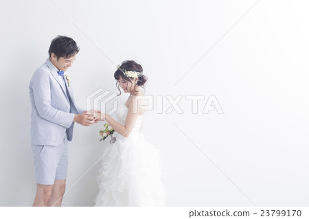 Bride and groom who exchanges rings 23799170